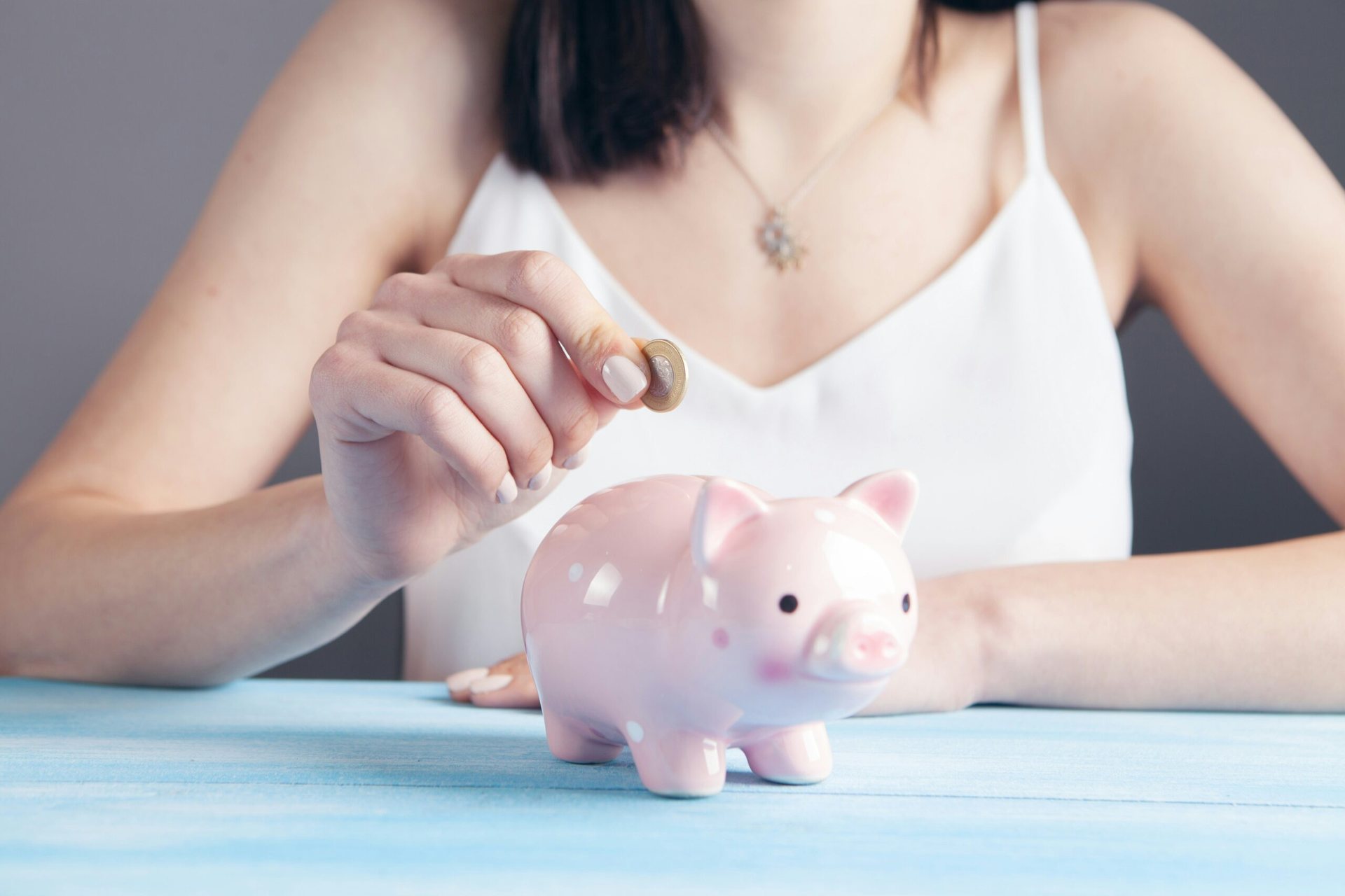 Hucha de ahorros representando la batería virtual para excedentes solares