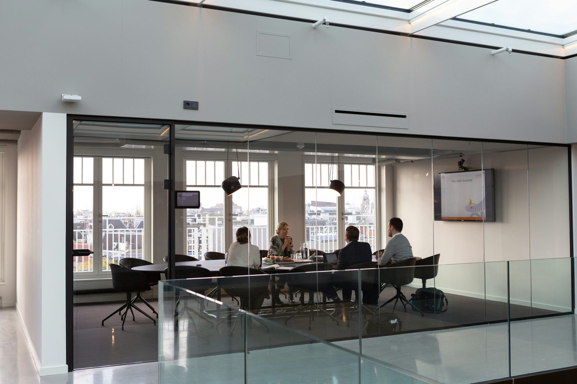 Equipo empresarial optimizando costes energéticos - Tarifas de luz para empresas