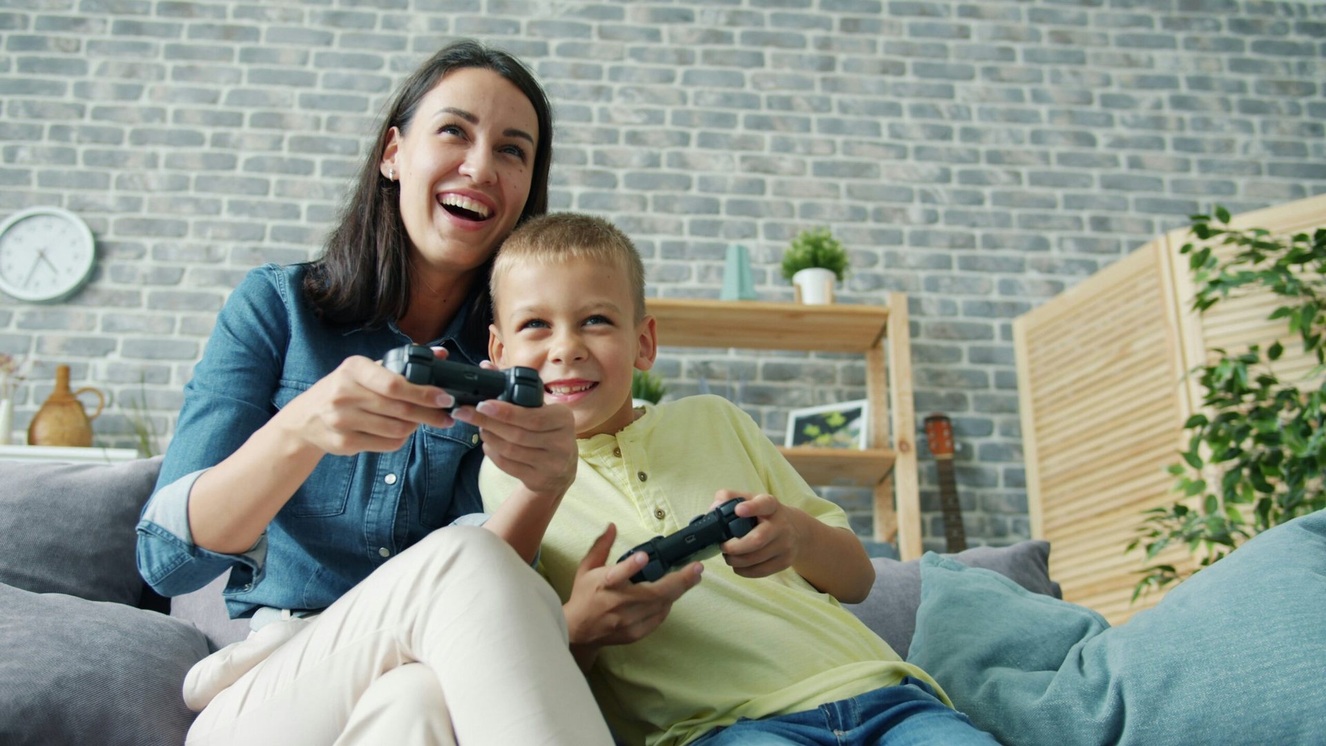 Familia disfrutando en casa con energía eficiente - Tarifas de luz para hogares