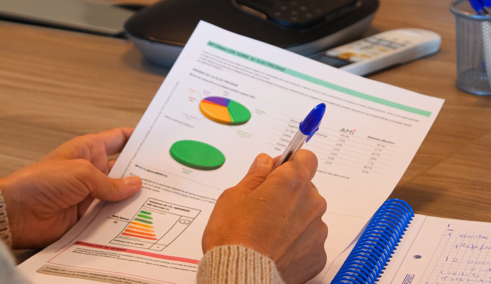 Equipo AMI Energía analizando datos de consumo energético