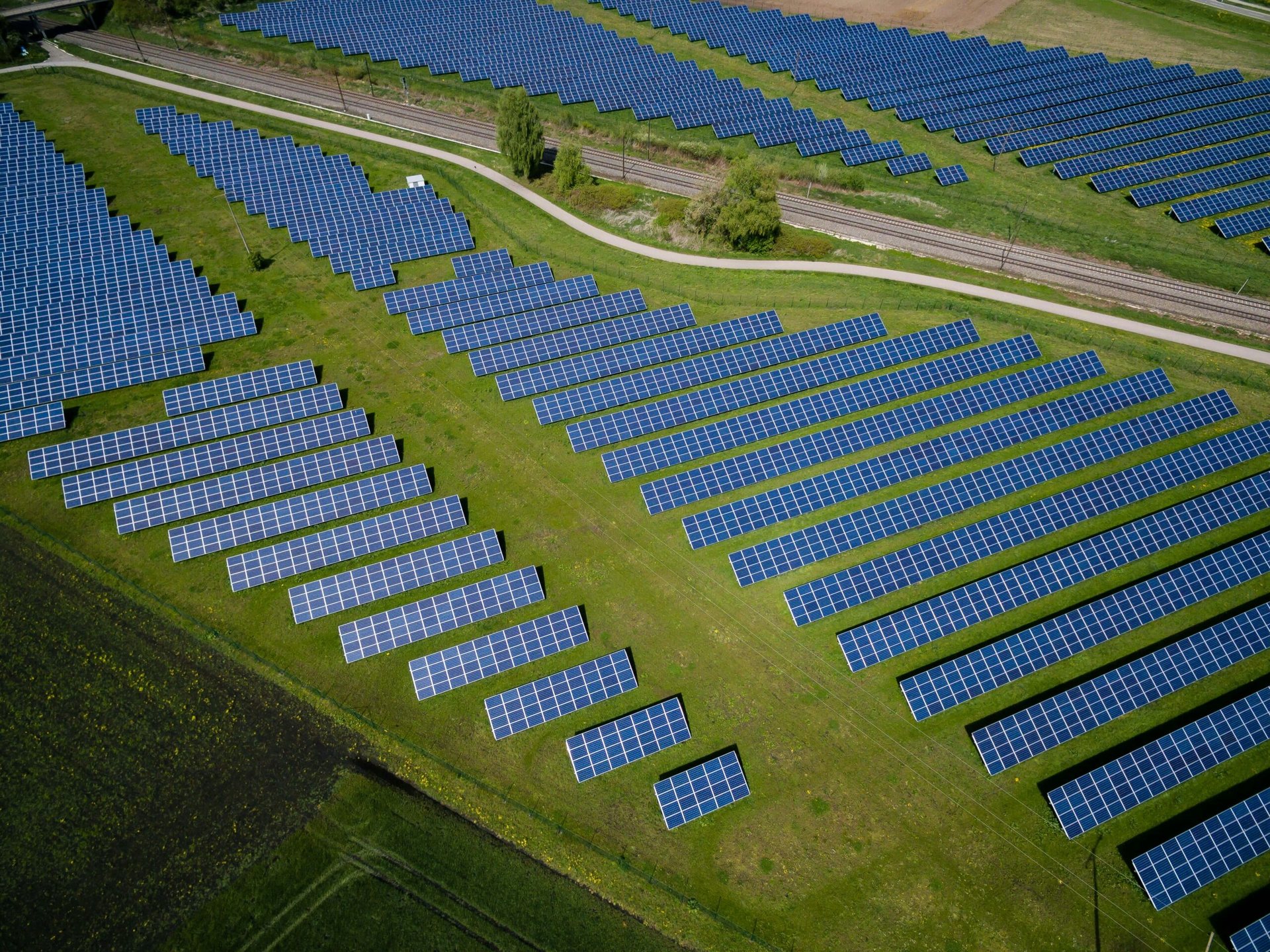 Instalación de placas solares en el tejado de una vivienda