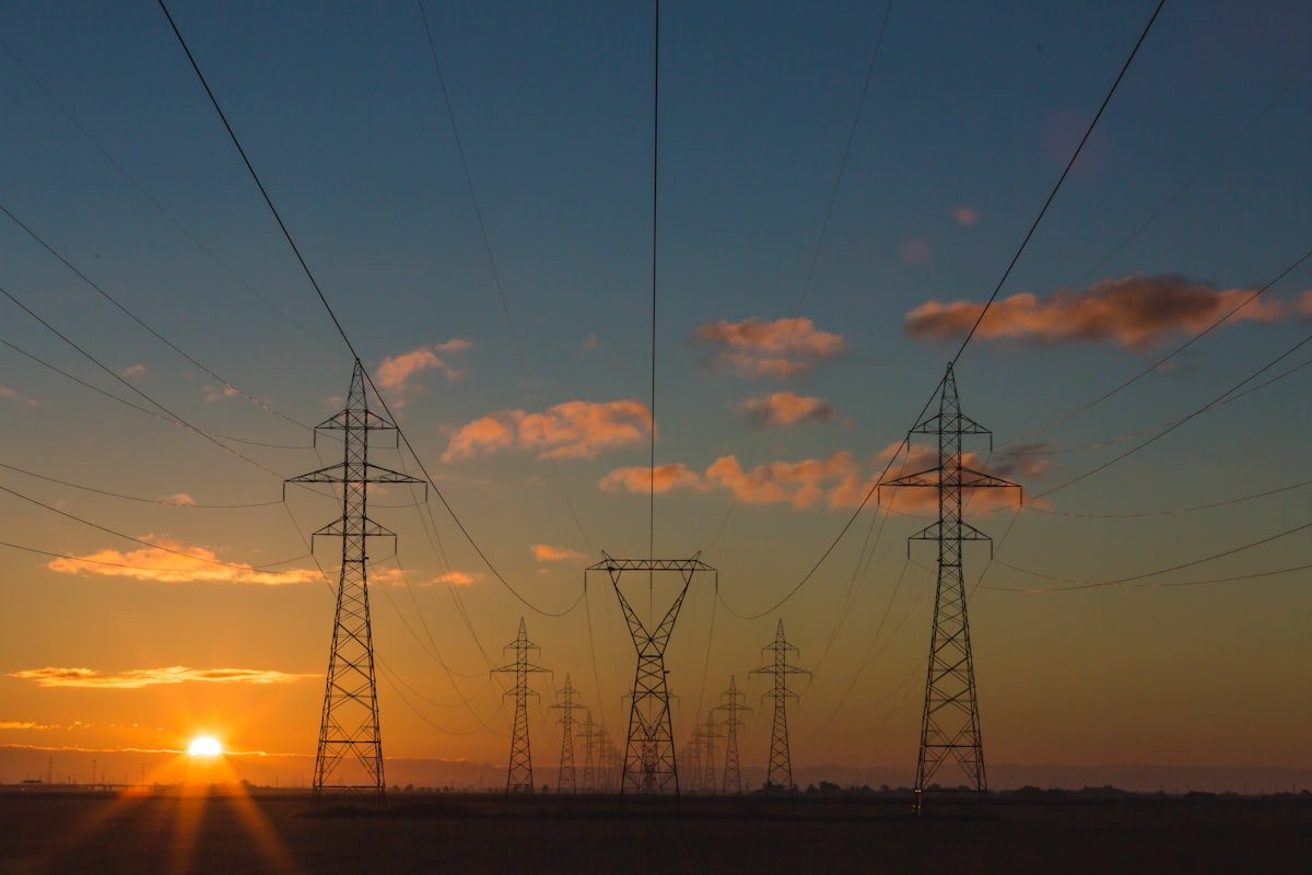 Torres de alta tensión y líneas eléctricas representando el mercado mayorista de electricidad