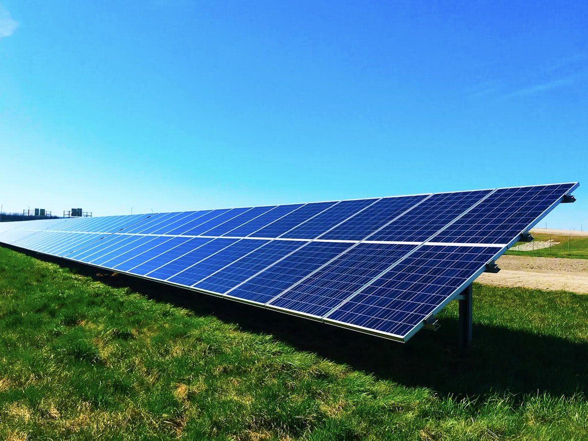 Persona revisando su factura de luz antes de cambiar de compañía eléctrica