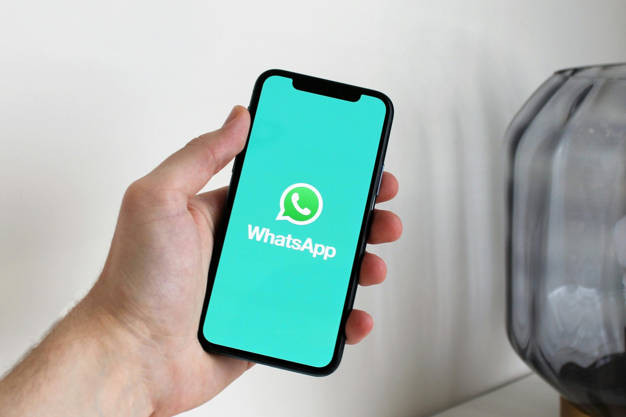 Canal de WhatsApp AMI Energía para ahorrar en la factura de la luz